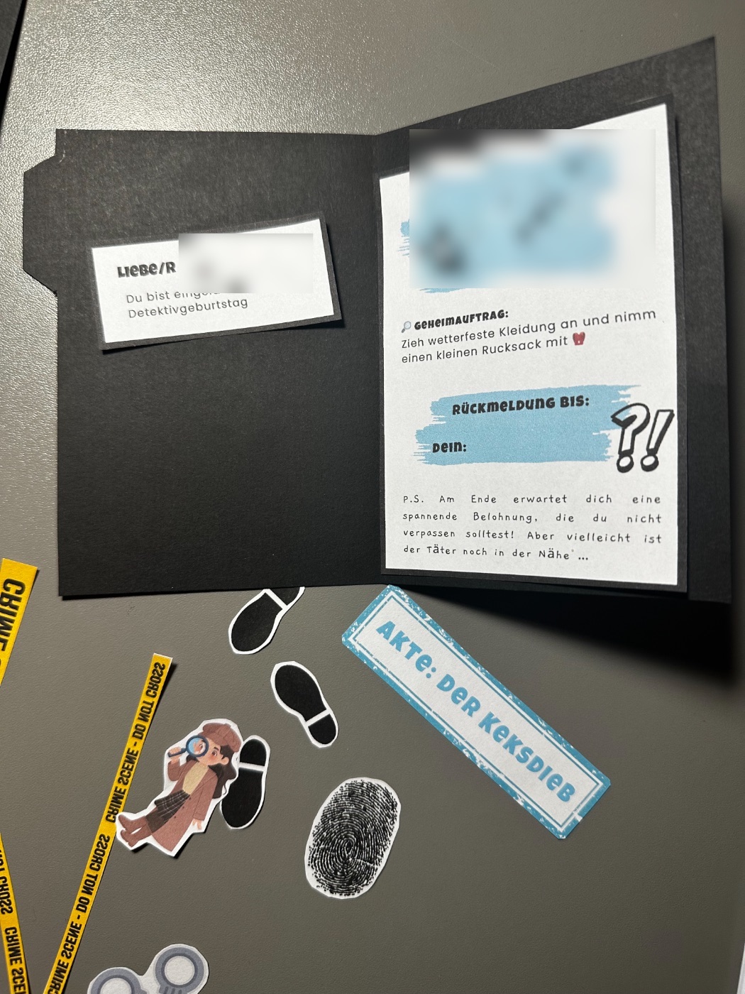 Ausgefüllte Einladung mit Datum und Ort, daneben ausgeschnittene Sticker