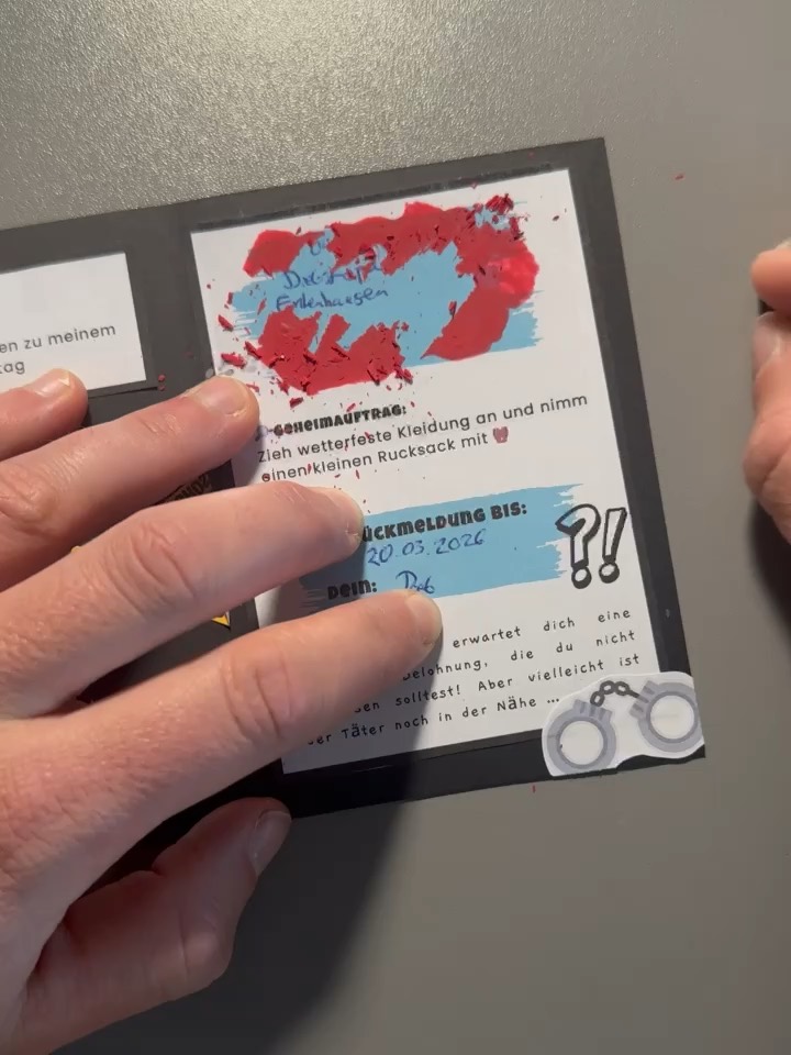 Rubbelfeld einer Detektiv-Einladung wird mit einer Münze freigerubbelt